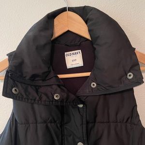 Old Navy puffer vest in Black